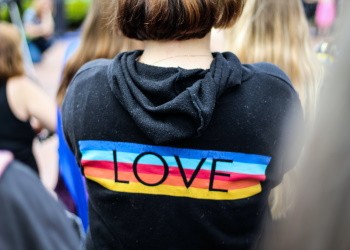 Mejores tiendas para comprar ropa gay y mostrar tu orgullo LGTBI